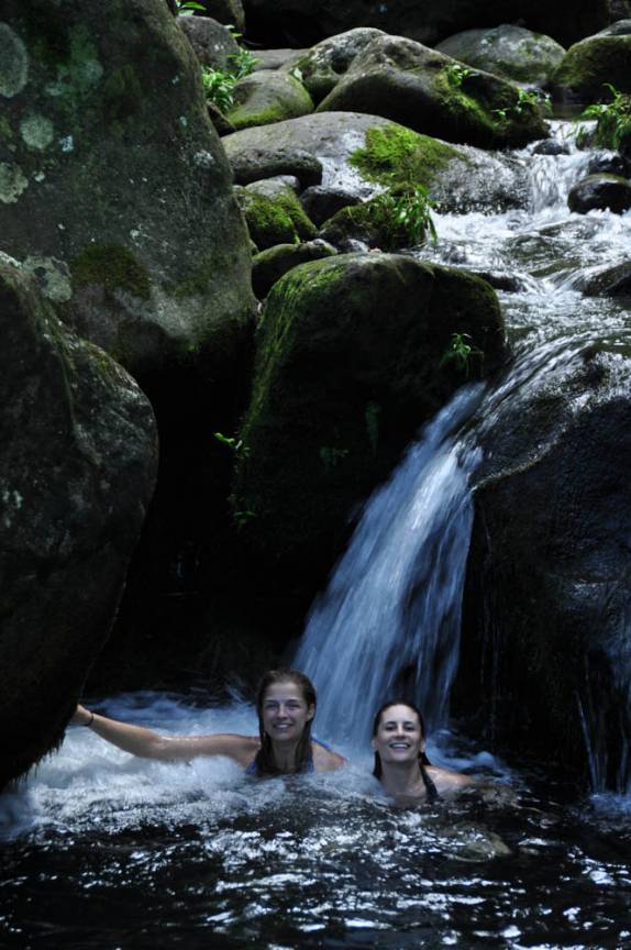 Um banho merecido e revitalizante na metade do caminho da trilha do Kalalau, na Na'Pali Coast, costa norte do Kauai, no Havaí